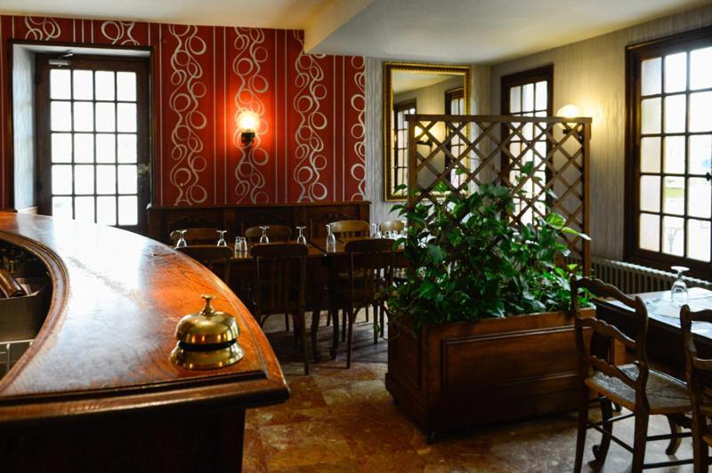 Logis Hotel Restaurant De La Poste Le Mêle-sur-Sarthe Exteriör bild