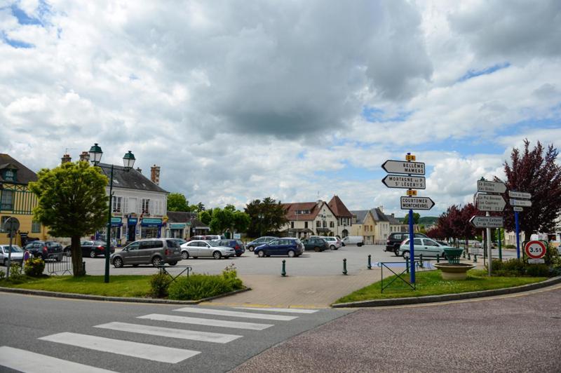 Logis Hotel Restaurant De La Poste Le Mêle-sur-Sarthe Exteriör bild