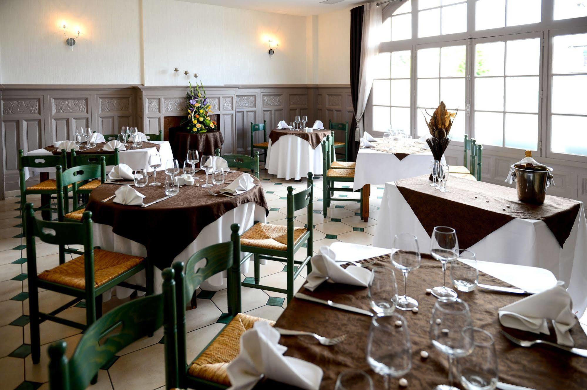 Logis Hotel Restaurant De La Poste Le Mêle-sur-Sarthe Exteriör bild
