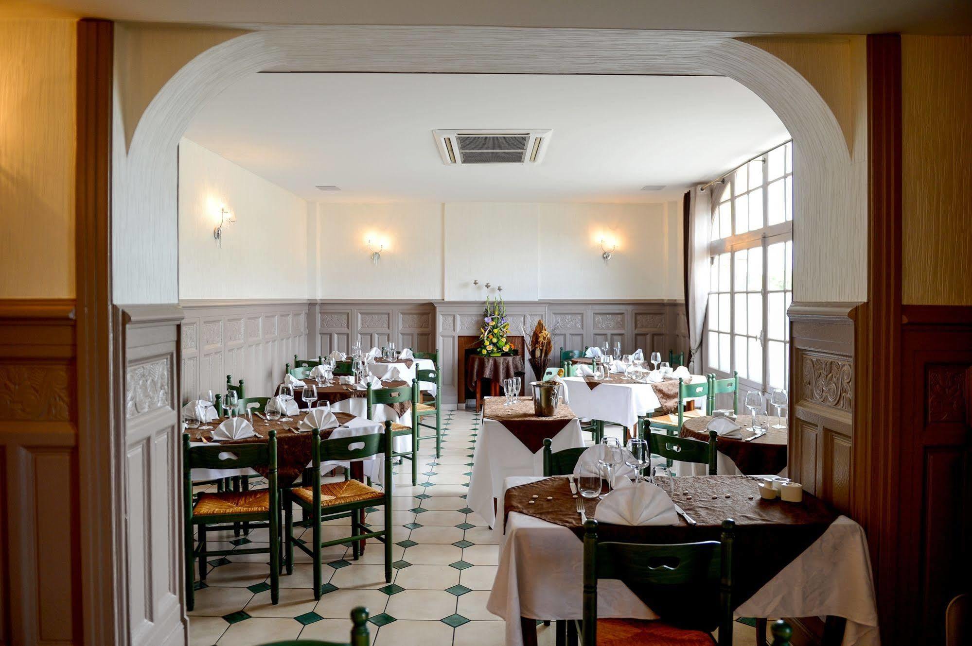 Logis Hotel Restaurant De La Poste Le Mêle-sur-Sarthe Exteriör bild