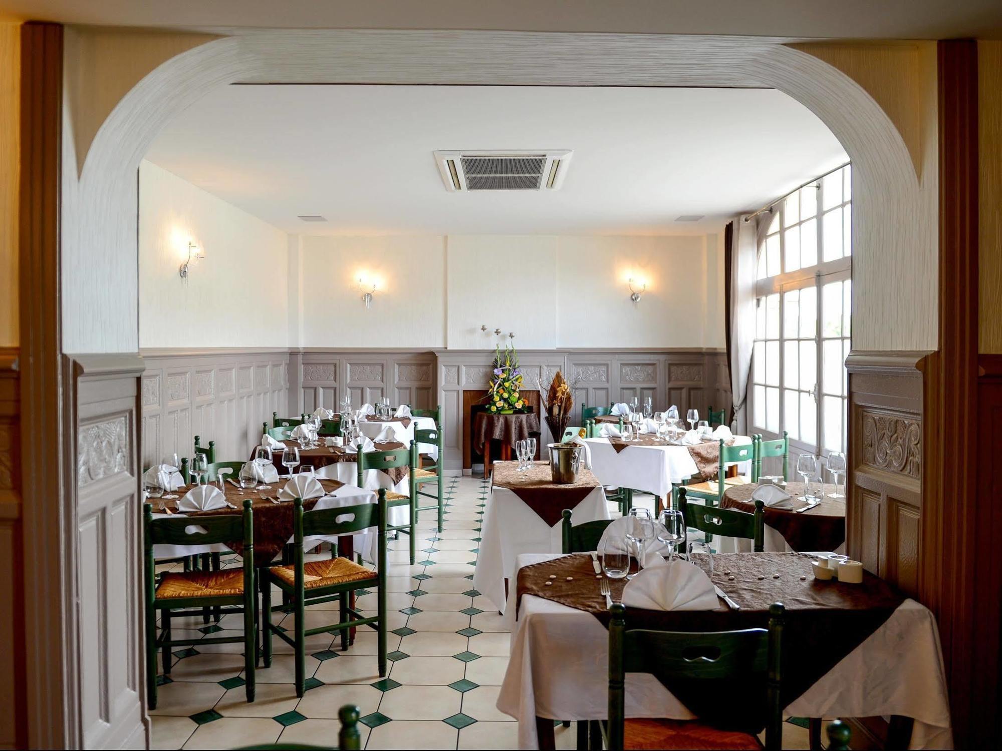 Logis Hotel Restaurant De La Poste Le Mêle-sur-Sarthe Exteriör bild